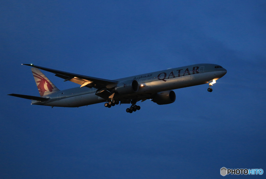 「青が好き」 Qatar 777-3DZ A7-BAK 着地前 