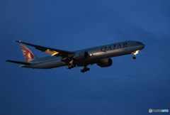 「青が好き」 Qatar 777-3DZ A7-BAK 着地前 