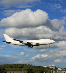「良い雲」 ホワイトアトラス 747-400 N407KZ 着陸します