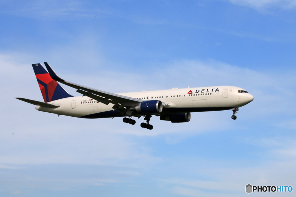 「真青の空」DELTA 767-332 N176DZ 着陸です