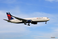 「真青の空」DELTA 767-332 N176DZ 着陸です