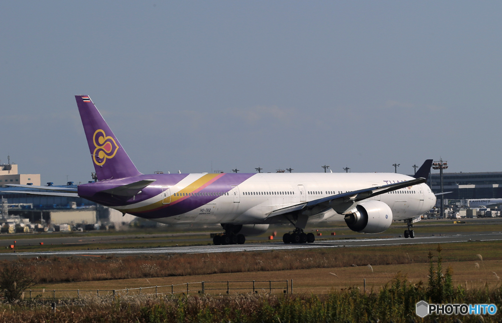 「青が好き」 THAI 777-3AL HS-TKQ  離陸します