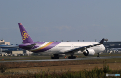 「青が好き」 THAI 777-3AL HS-TKQ  離陸します