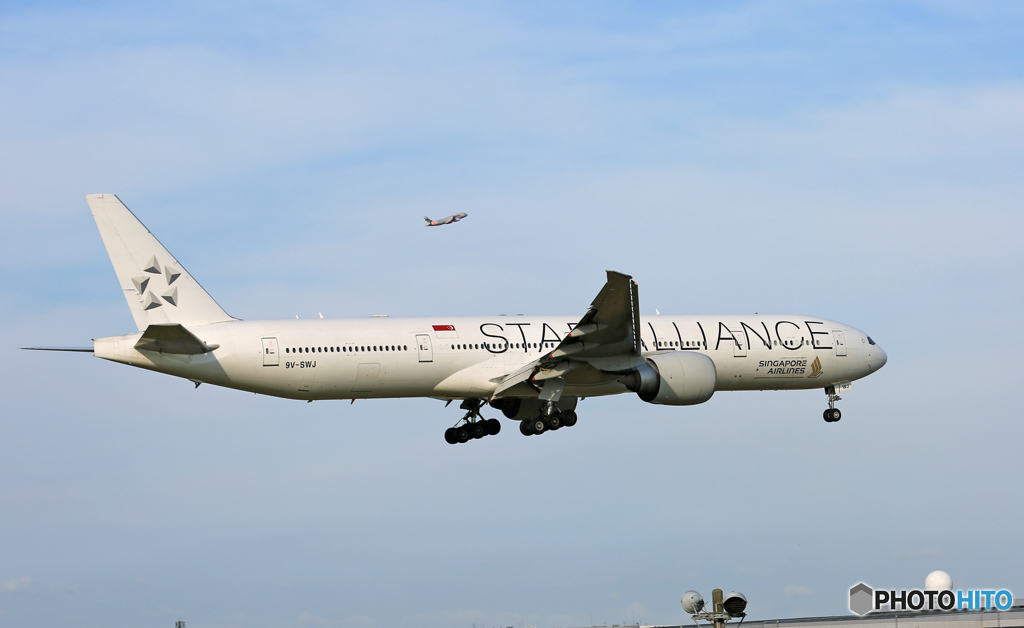 「青空」Singapore スタアラ777-312+ 9V-SWJ着陸