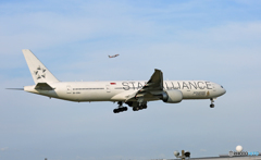 「青空」Singapore スタアラ777-312+ 9V-SWJ着陸