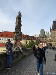 プラハ （６６）聖ヨハネ像の前にまたがるベッピンさん‼