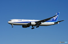 [青い空]　ANA 767-381 JA672A　Landing