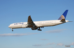 「そらー」 UNITED 777-322 N2135U 着陸します
