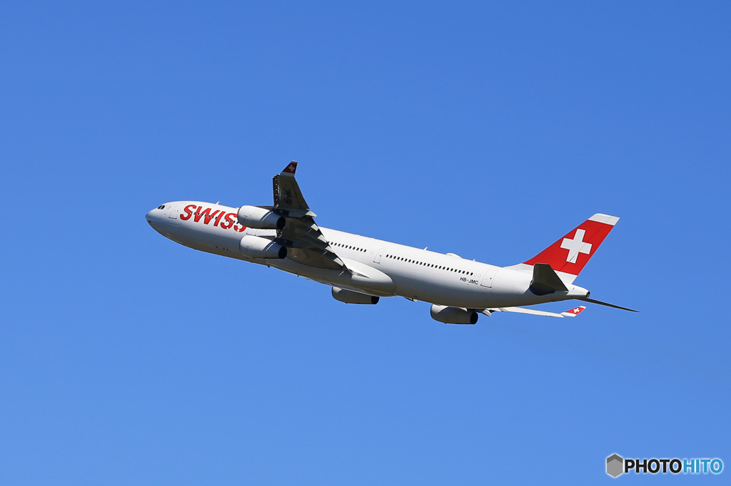 「青い空」が一番 SWISS A340-313 HB-JMC 出発