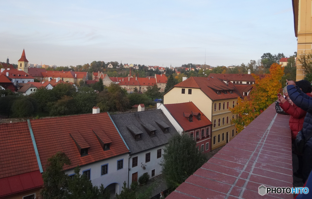 チェコ南部（８２８）チェスキー・クルムロフの街を撮影するHITO
