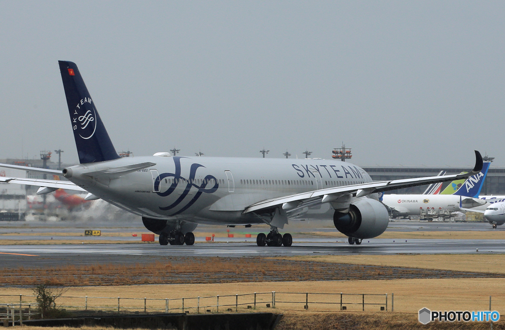 「雨」 Vietnam SKY A350-941 VN-A897 出発