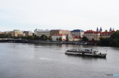 チェコ・プラハ（７２６）カレル橋から見る遊覧船と風景です