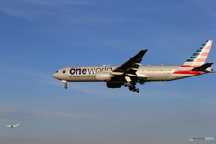 「青が大好き」American 777-200 N796AN   着陸です