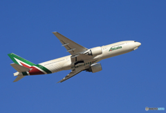  「晴れ」 Alitalia 777-243 EI-DBL 飛ぶ