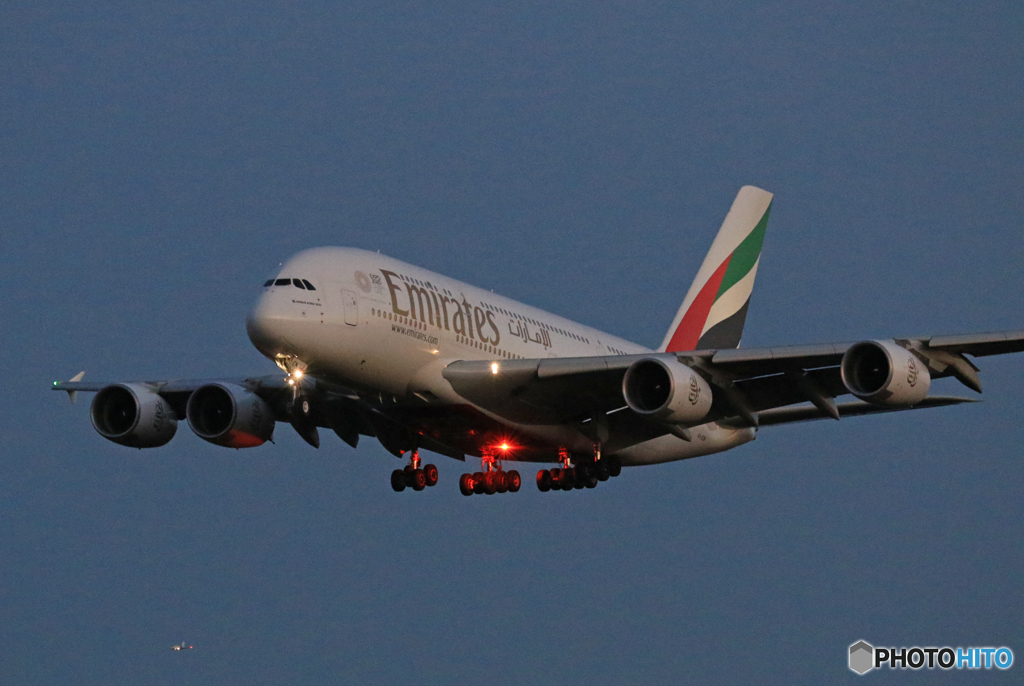 「青色が好き」  エミレーツ航空 A380-861 A6-EEM着陸します