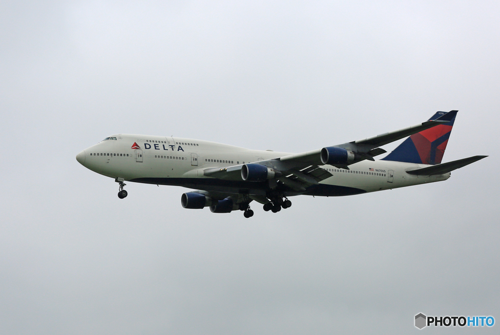 「雲」 DELTA 747-400 N670US 着陸 