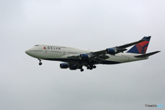 「雲」 DELTA 747-400 N670US 着陸 