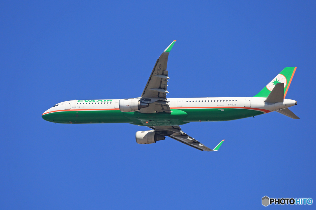 「良い空～」EVA A321-211 B-16215飛び立ちです