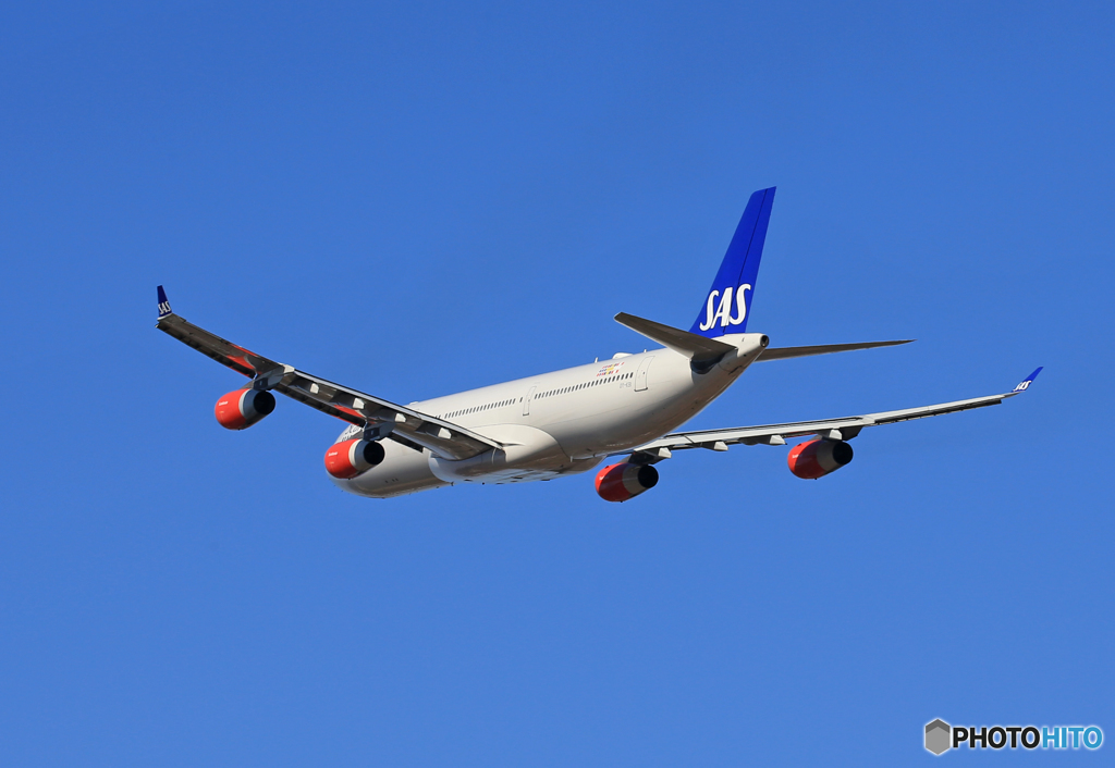 「SKY」 SAS A340-313 OY-KBI 出発です 