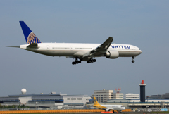 「すかい」 UNITED 777-322 N2831U 着陸します