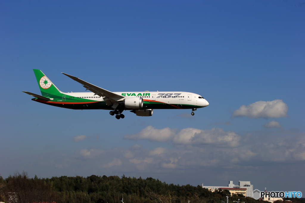 ☀「青い空」EVA 787-9 B-17885  Landing