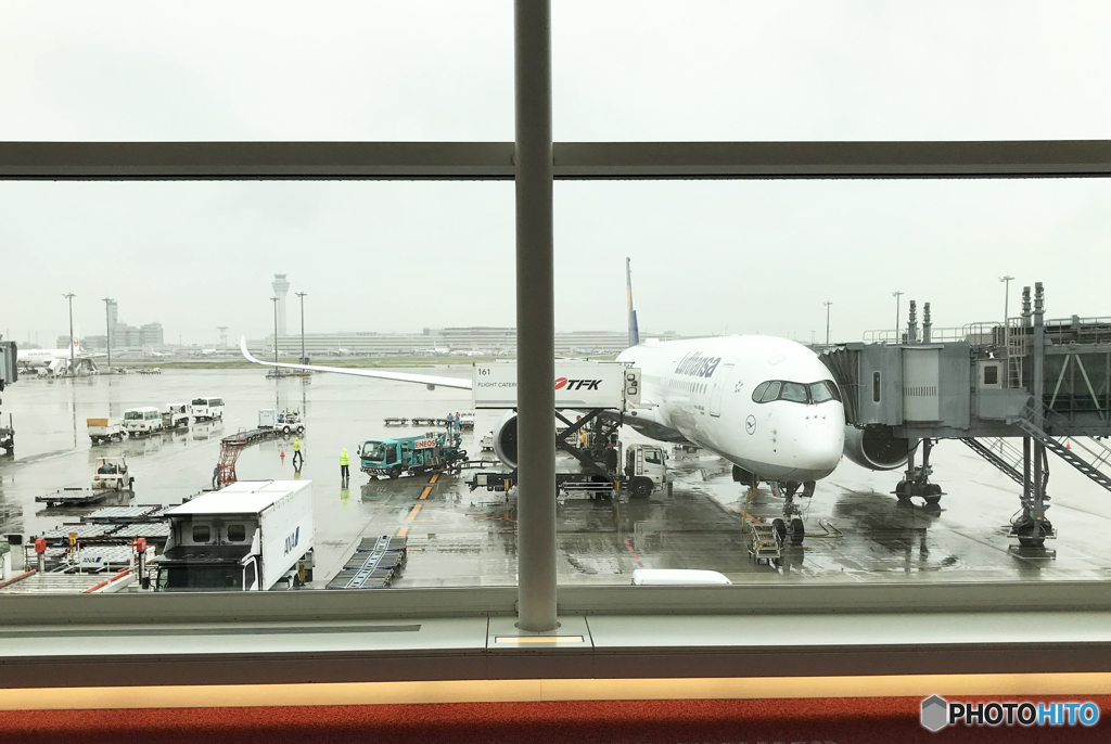 エアバスA350が　羽田に着いたら雨でした！