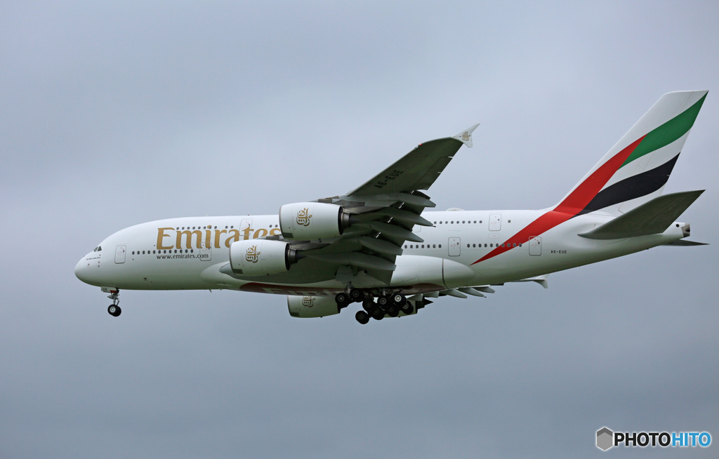 「曇り」 エミレーツ A380-861 A6-EUE 着陸です