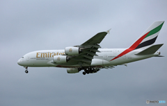 「曇り」 エミレーツ A380-861 A6-EUE 着陸です
