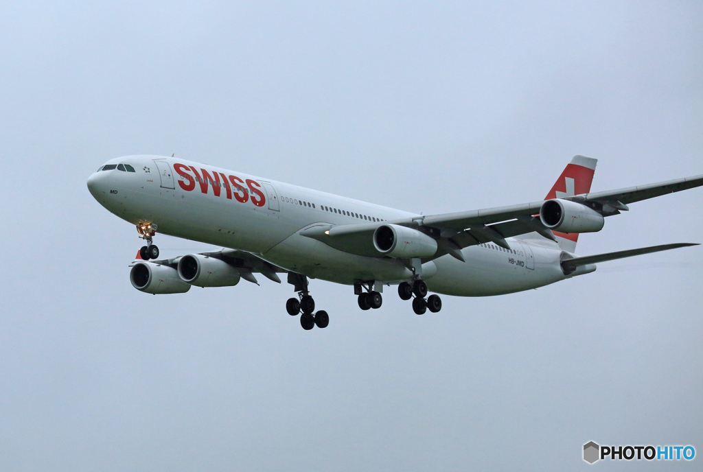 「雲」 SWISS A340-313 HB-JMD 着陸 