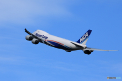 「Blue」 NCA 747-8KZF JA18KZ 飛び立ち