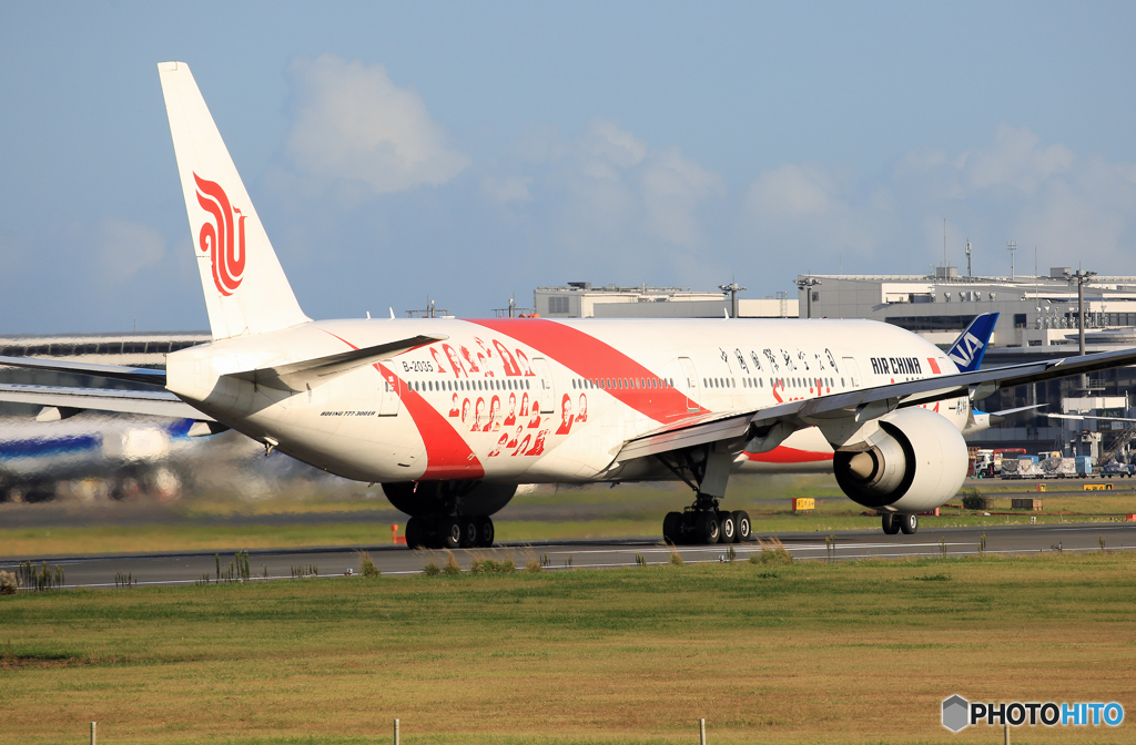 「晴れ」Smiling China B777-39L Takeoff