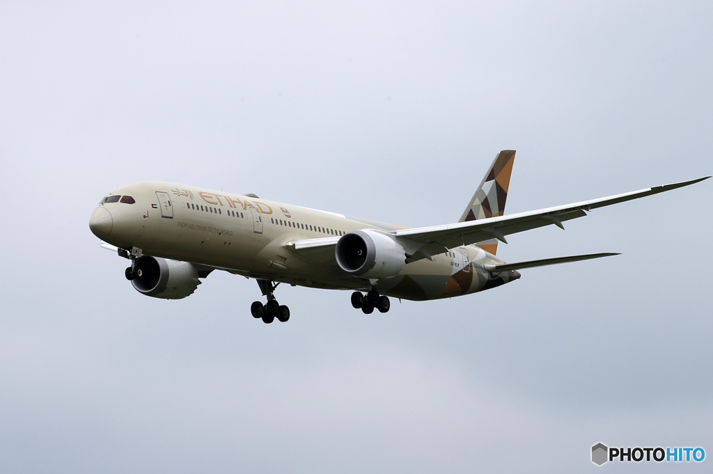 「曇り」 ETIHAD 787-9 A6-BLM  Landing