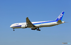 「青空」 ANA 777-381 JA736A 到着です