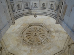 ドイツ（３０９）   ドレスデン入口・上を向いて歩く？