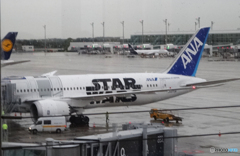雨のミュンヘン空港で　STAR WARSを見る