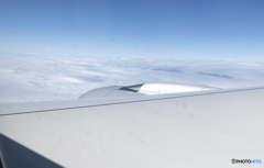 雲の上に（４４２）右主翼とエンジンが見える