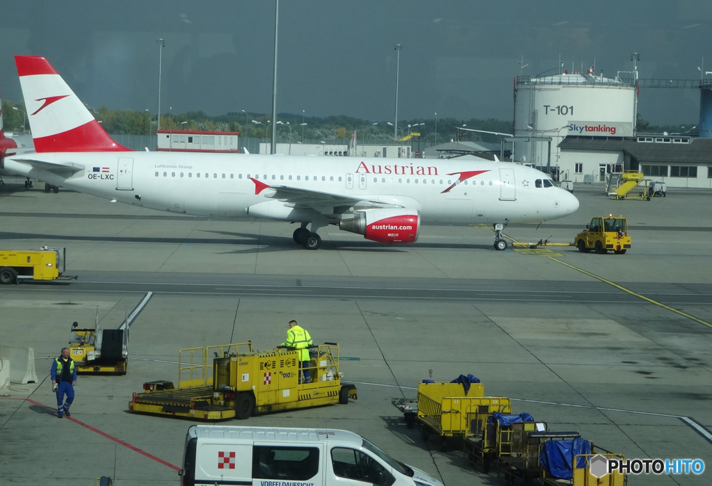 「旅」お・も・い・で　ウイーン国際空港のAirbus A320と風景