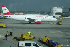 「旅」お・も・い・で　ウイーン国際空港のAirbus A320と風景