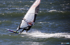 「青い日」乗り切る・ウインドサーフィン　