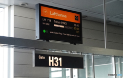 ☮  ミュンヘン空港の羽田行きのゲートを見る　☮