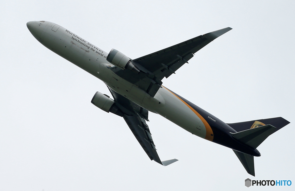 「曇り」 UPS 767 N342UP Takeoff 