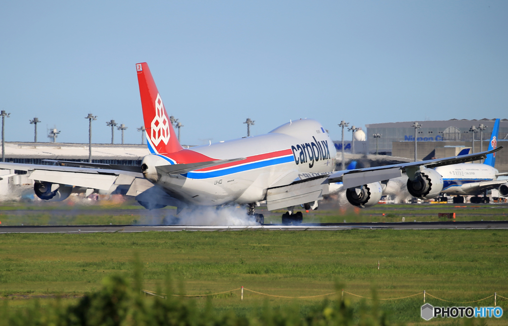 「すかい」Cargolux 747-8  着地スモークだね