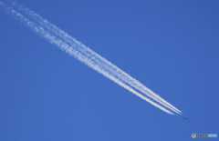 「青が好き」デルタ　４発機　ひこうき雲