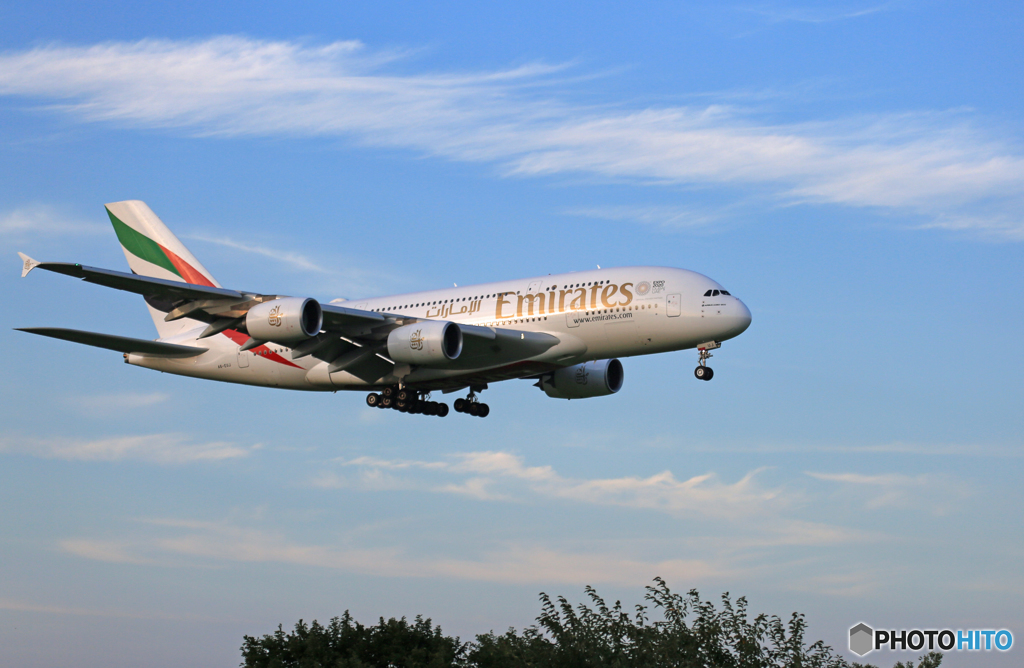 「青が好き」エミレーツ航空 A380-861 A6-EUJ着陸