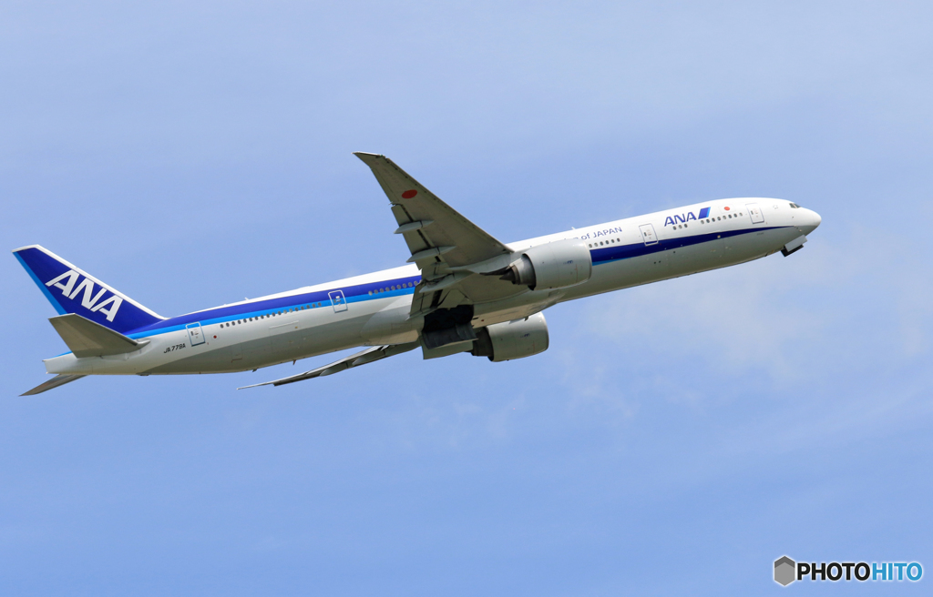 「真青の空」 ANA 777-300 JA779A 飛ぶ