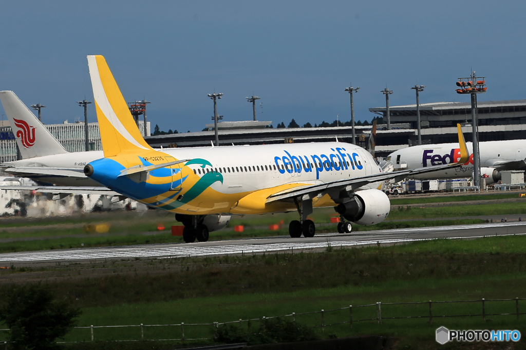 「青い日」CEBU A320-214 RP-C3275 飛び立ちです