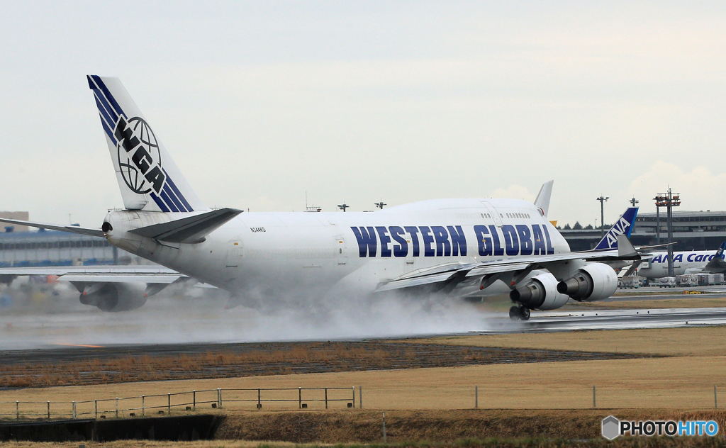 「雨」 Western Global 747-446 N344KD 出発