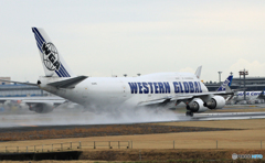 「雨」 Western Global 747-446 N344KD 出発