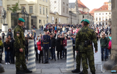 チェコ（６８５）プラハ城・衛兵の交替式　