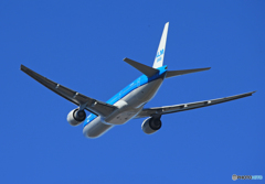 「真青の空」 KLM 777-206 PH-BQH 飛び立ち